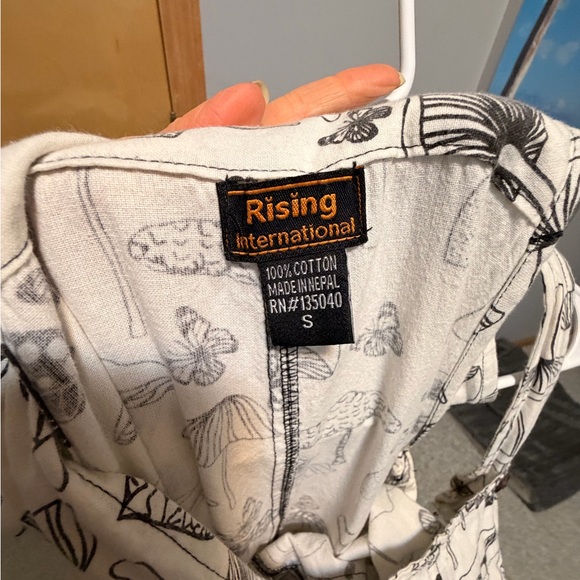 🍄Rising International White Overalls w/ Black Mushrooms - size woman’s small - Picture 8 of 8